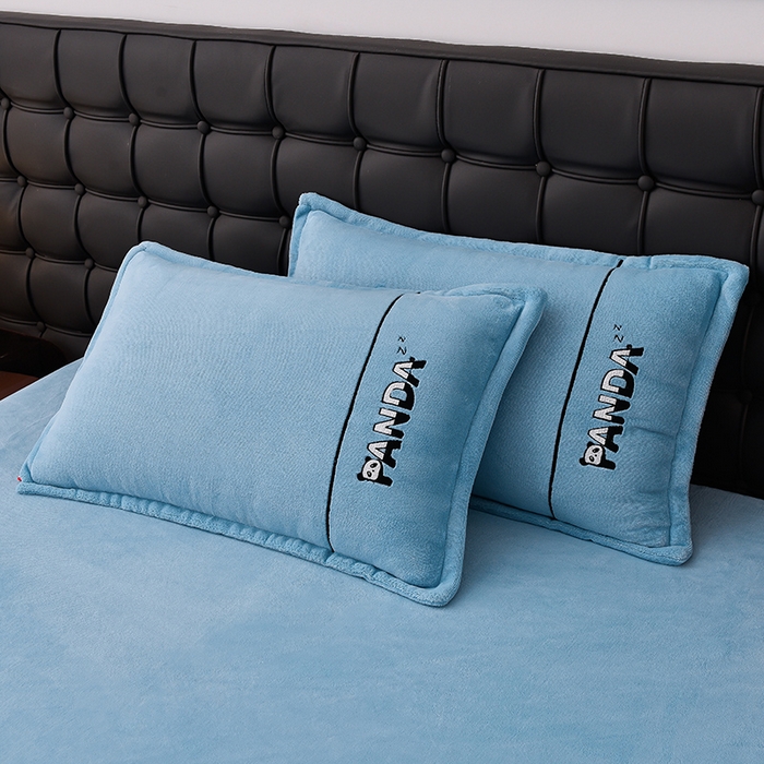 91家纺网 家纺一手货源 找家纺 炫拼家纺 2025新款小熊猫刺绣款高克重牛奶绒四件套 小熊猫-婴儿蓝