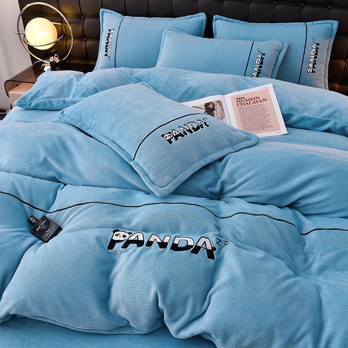91家纺网 家纺一手货源 找家纺 炫拼家纺 2025新款小熊猫刺绣款高克重牛奶绒四件套 小熊猫-婴儿蓝