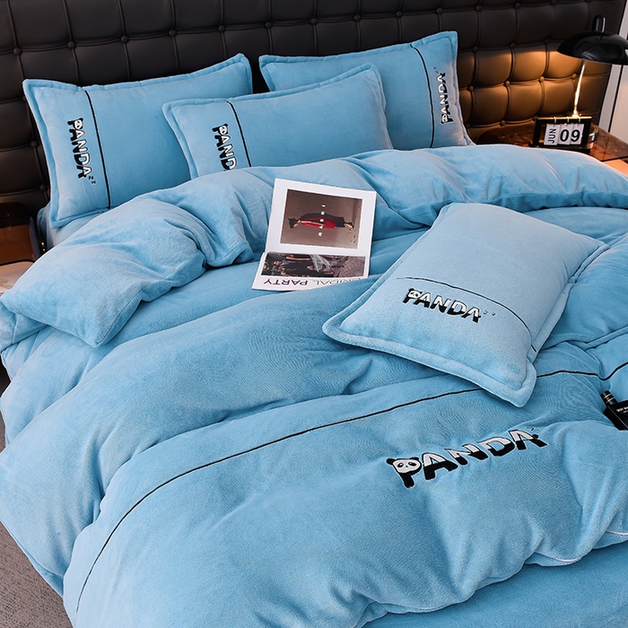 91家纺网 家纺一手货源 找家纺 炫拼家纺 2025新款小熊猫刺绣款高克重牛奶绒四件套 小熊猫-婴儿蓝