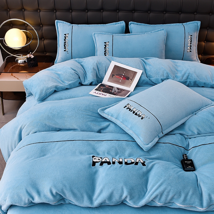 91家纺网 家纺一手货源 找家纺 炫拼家纺 2025新款小熊猫刺绣款高克重牛奶绒四件套 小熊猫-婴儿蓝