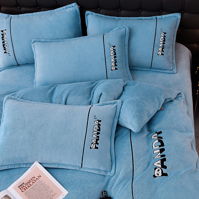 91家纺网 家纺一手货源 找家纺 炫拼家纺 2025新款小熊猫刺绣款高克重牛奶绒四件套 小熊猫-婴儿蓝