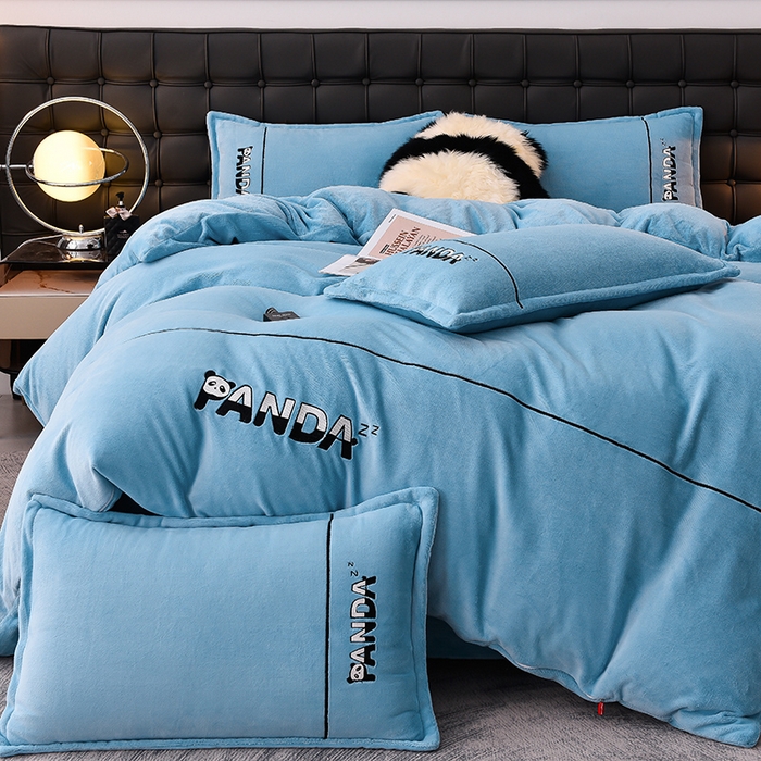 91家纺网 家纺一手货源 找家纺 炫拼家纺 2025新款小熊猫刺绣款高克重牛奶绒四件套 小熊猫-婴儿蓝