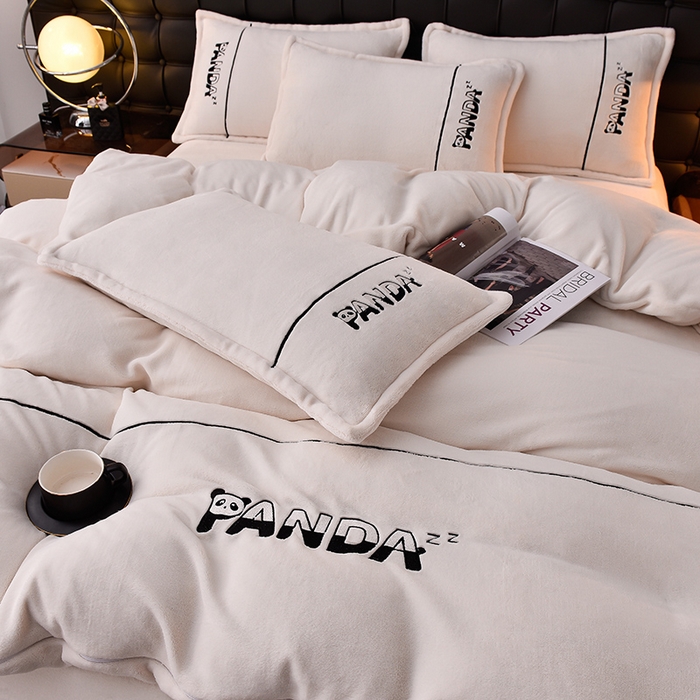 91家纺网 家纺一手货源 找家纺 炫拼家纺 2025新款小熊猫刺绣款高克重牛奶绒四件套 小熊猫-珍珠白