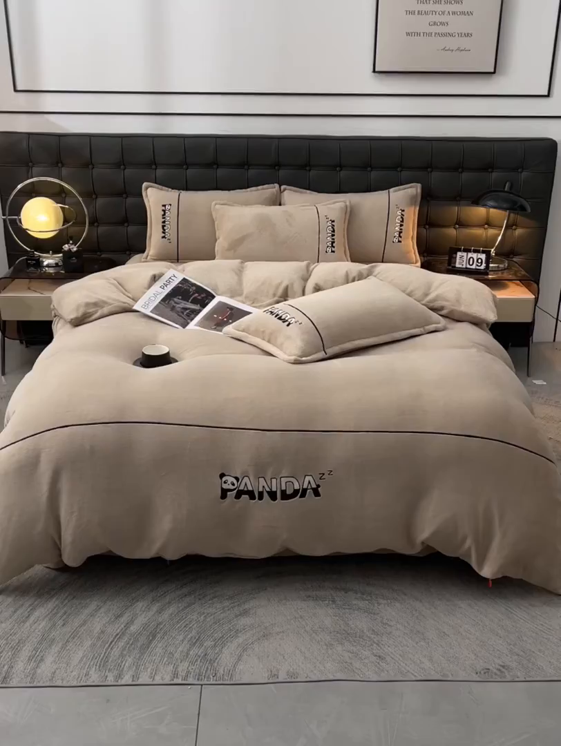 91家纺网 家纺一手货源 找家纺 炫拼家纺 2025新款小熊猫刺绣款高克重牛奶绒四件套 小熊猫-奶茶色