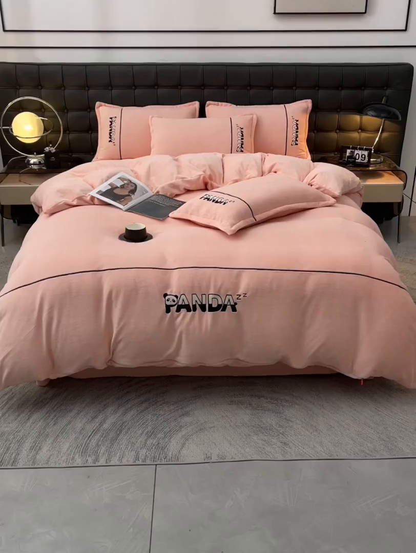 91家纺网 家纺一手货源 找家纺 炫拼家纺 2025新款小熊猫刺绣款高克重牛奶绒四件套 小熊猫-香妃粉