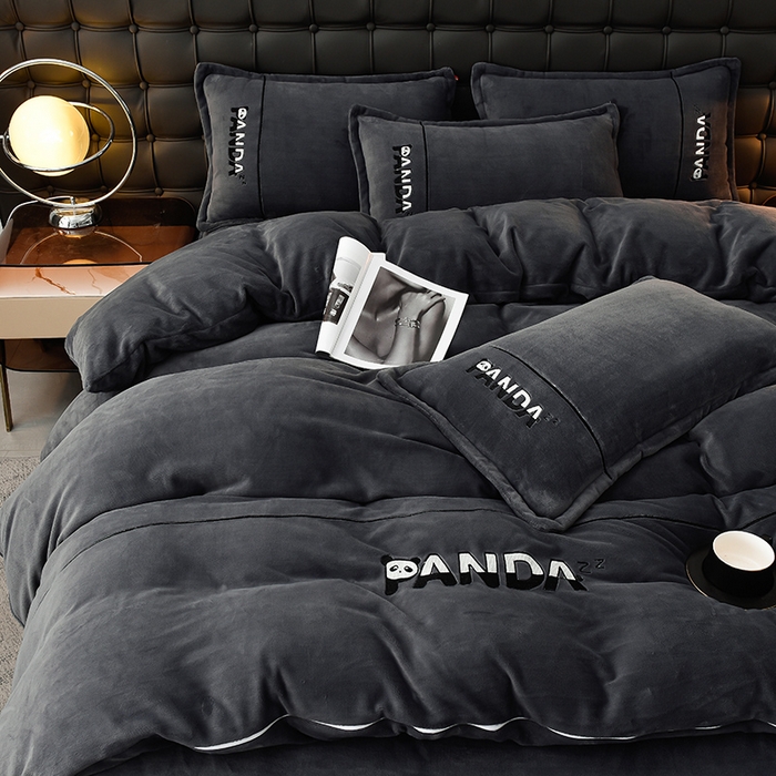 91家纺网 家纺一手货源 找家纺 （总）炫拼家纺 2025新款小熊猫刺绣款高克重牛奶绒四件套