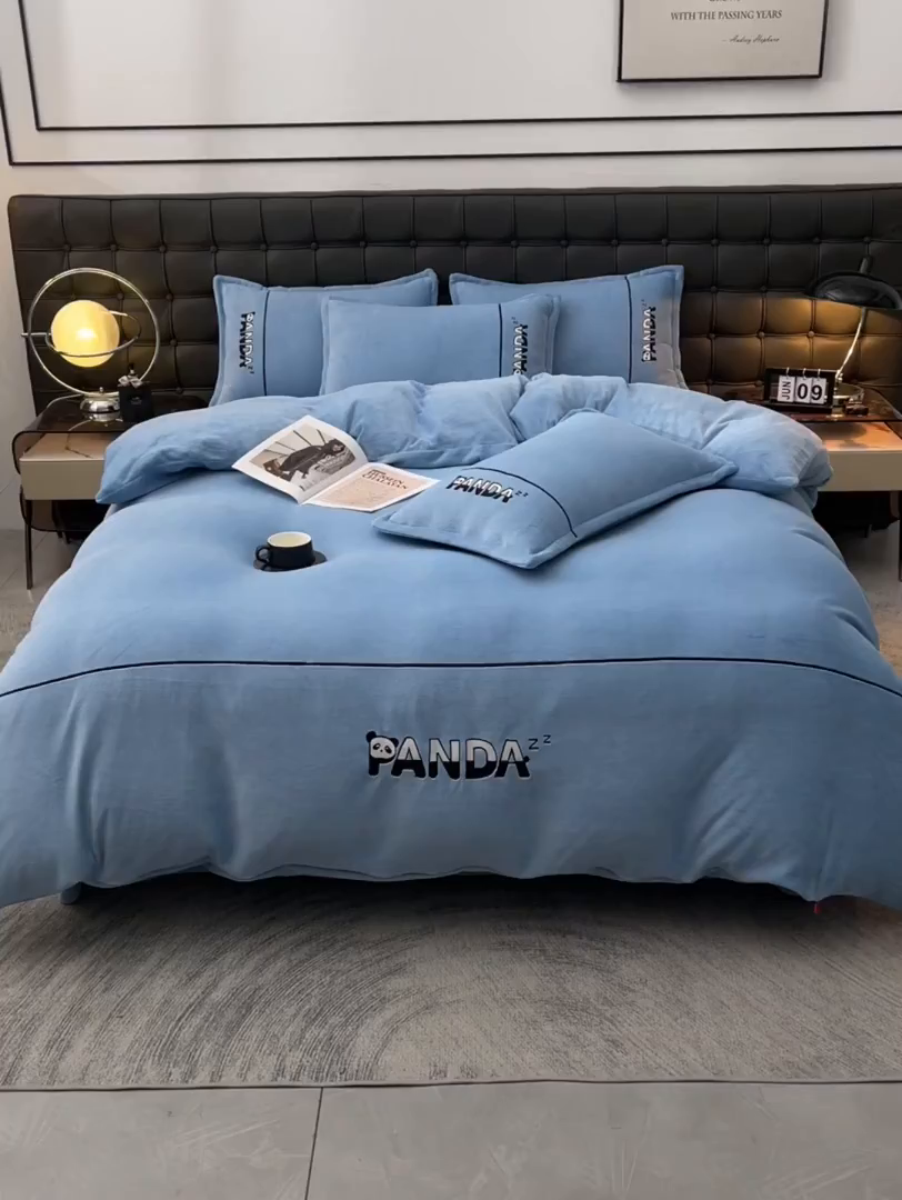 91家纺网 家纺一手货源 找家纺 炫拼家纺 2025新款小熊猫刺绣款高克重牛奶绒四件套 小熊猫-婴儿蓝