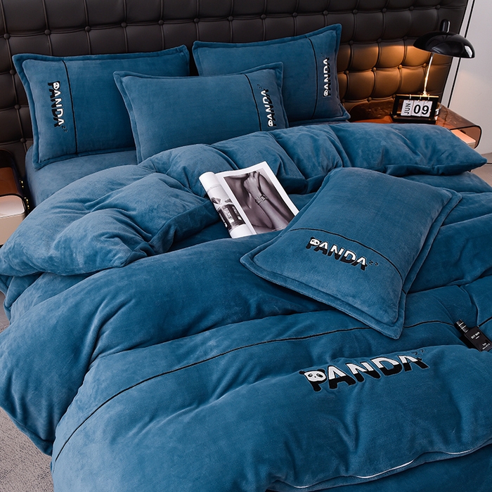 91家纺网 家纺一手货源 找家纺 炫拼家纺 2025新款小熊猫刺绣款高克重牛奶绒四件套 小熊猫-宾利蓝