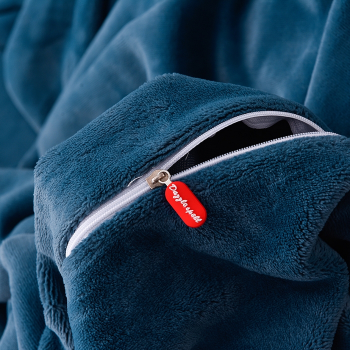 91家纺网 家纺一手货源 找家纺 炫拼家纺 2025新款小熊猫刺绣款高克重牛奶绒四件套 小熊猫-宾利蓝