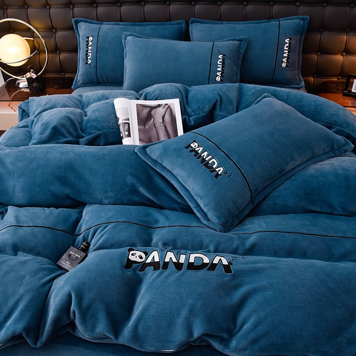 91家纺网 家纺一手货源 找家纺 炫拼家纺 2025新款小熊猫刺绣款高克重牛奶绒四件套 小熊猫-宾利蓝