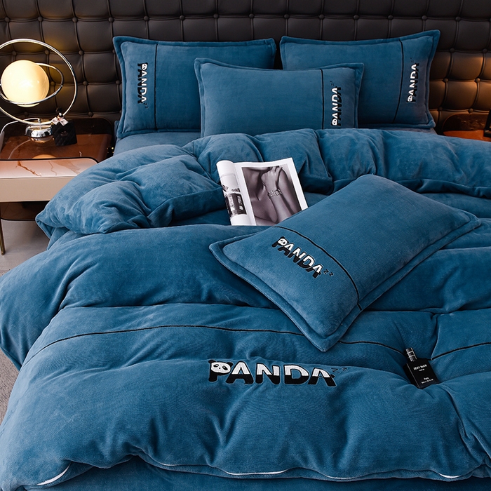 91家纺网 家纺一手货源 找家纺 炫拼家纺 2025新款小熊猫刺绣款高克重牛奶绒四件套 小熊猫-宾利蓝