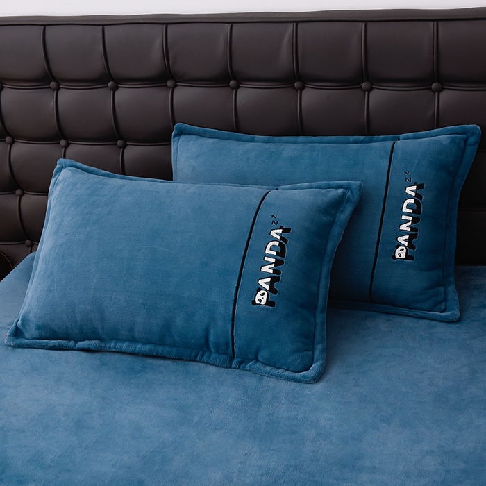 91家纺网 家纺一手货源 找家纺 炫拼家纺 2025新款小熊猫刺绣款高克重牛奶绒四件套 小熊猫-宾利蓝