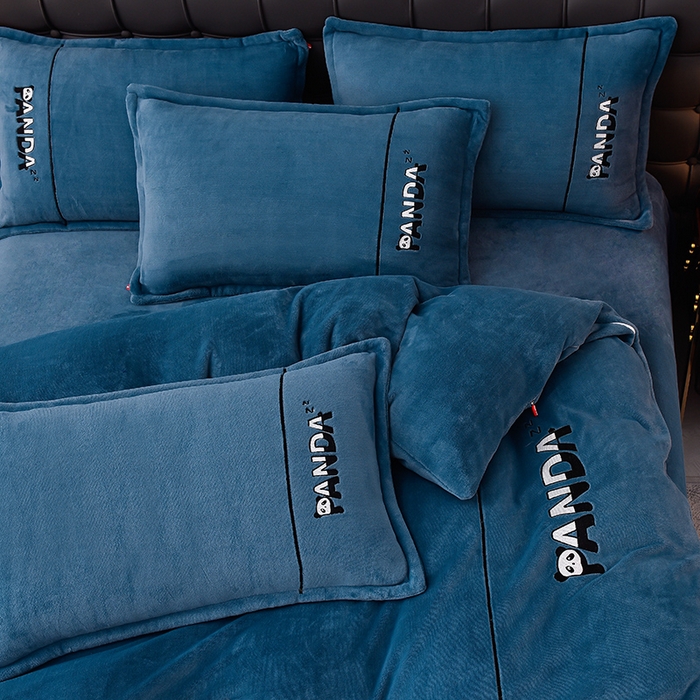 91家纺网 家纺一手货源 找家纺 炫拼家纺 2025新款小熊猫刺绣款高克重牛奶绒四件套 小熊猫-宾利蓝