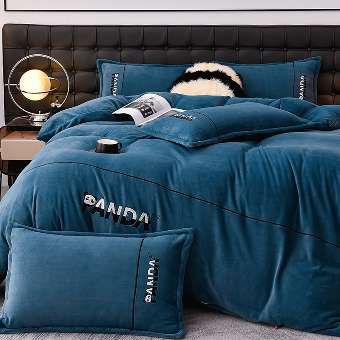 91家纺网 家纺一手货源 找家纺 炫拼家纺 2025新款小熊猫刺绣款高克重牛奶绒四件套 小熊猫-宾利蓝