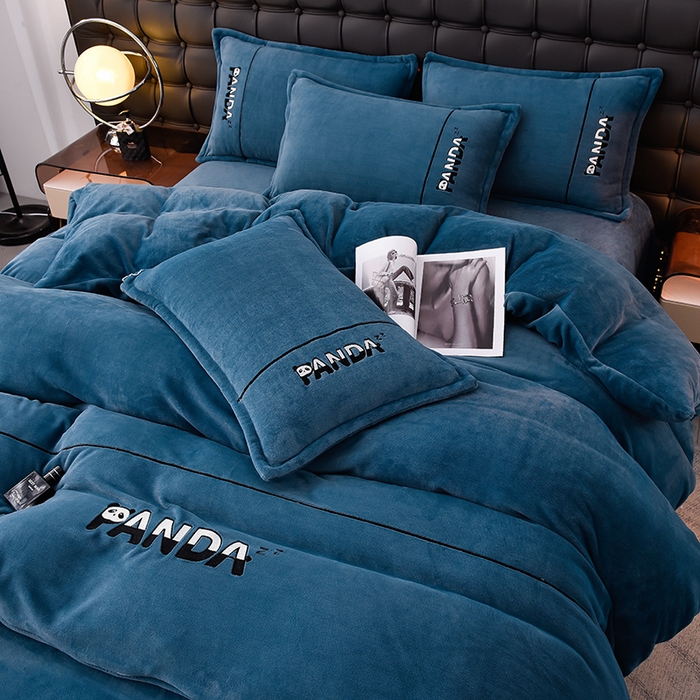 91家纺网 家纺一手货源 找家纺 炫拼家纺 2025新款小熊猫刺绣款高克重牛奶绒四件套 小熊猫-宾利蓝