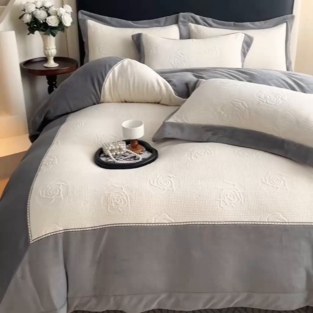 91家纺网 家纺一手货源 找家纺 馨梦缘 2025新款高克重雕花牛奶绒四件套 玫瑰-象牙白