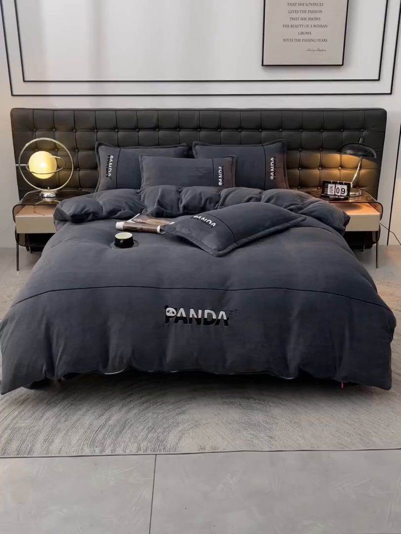 91家纺网 家纺一手货源 找家纺 炫拼家纺 2025新款小熊猫刺绣款高克重牛奶绒四件套 小熊猫-绅士灰