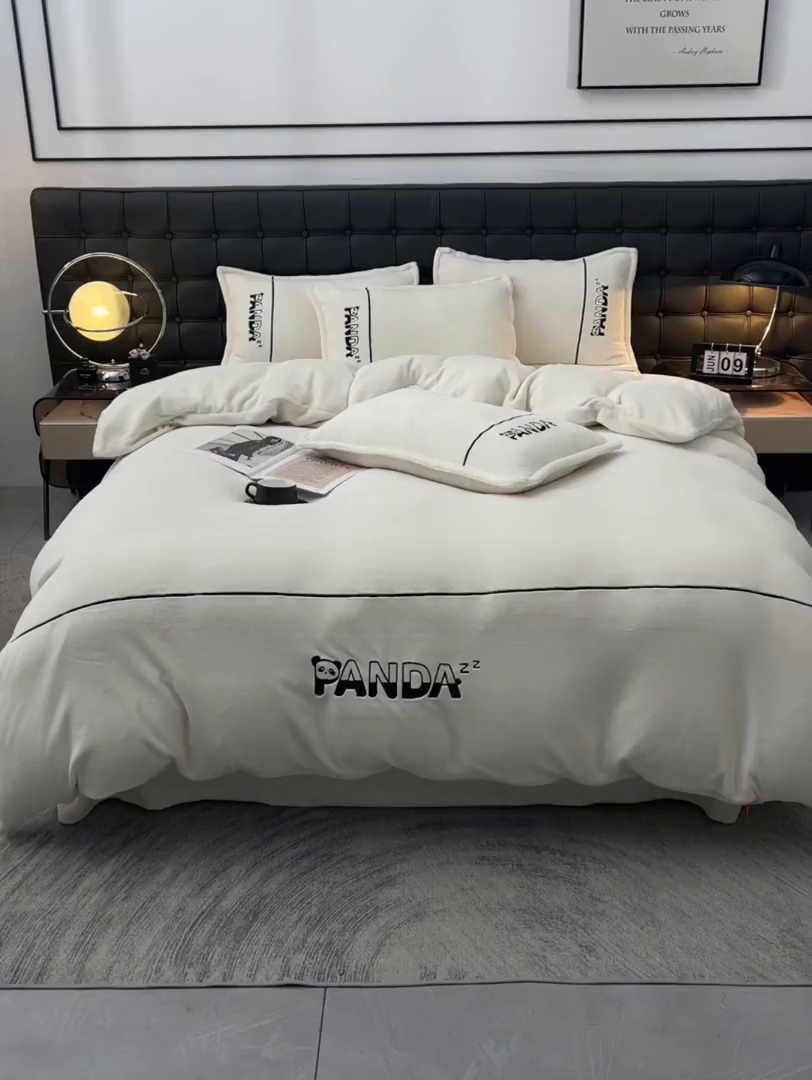 91家纺网 家纺一手货源 找家纺 炫拼家纺 2025新款小熊猫刺绣款高克重牛奶绒四件套 小熊猫-珍珠白