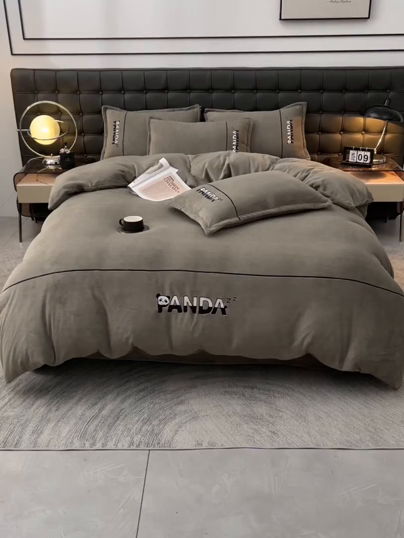 91家纺网 家纺一手货源 找家纺 炫拼家纺 2025新款小熊猫刺绣款高克重牛奶绒四件套 小熊猫-摩登灰