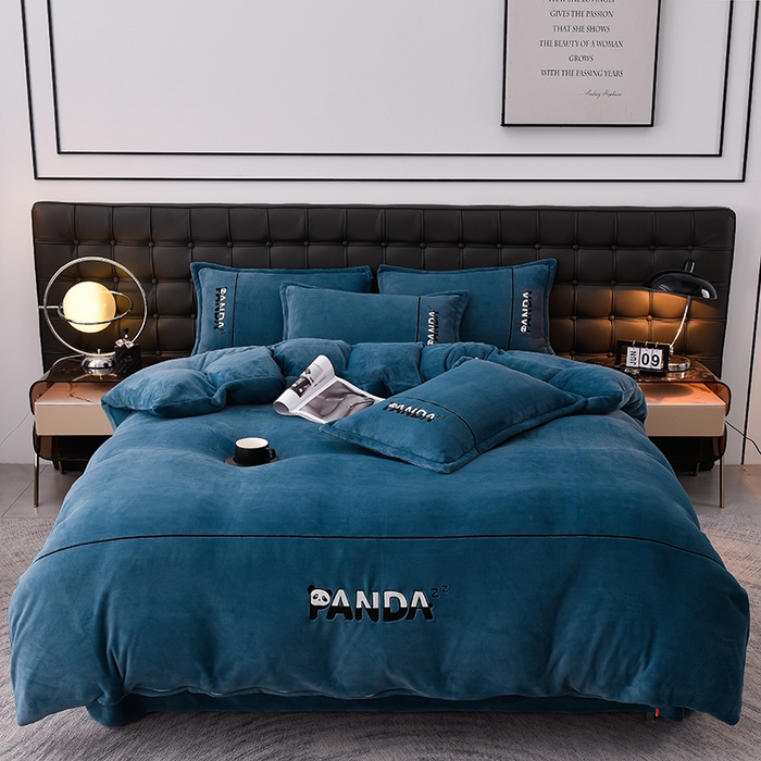 91家纺网 家纺一手货源 找家纺 炫拼家纺 2025新款小熊猫刺绣款高克重牛奶绒四件套 小熊猫-宾利蓝