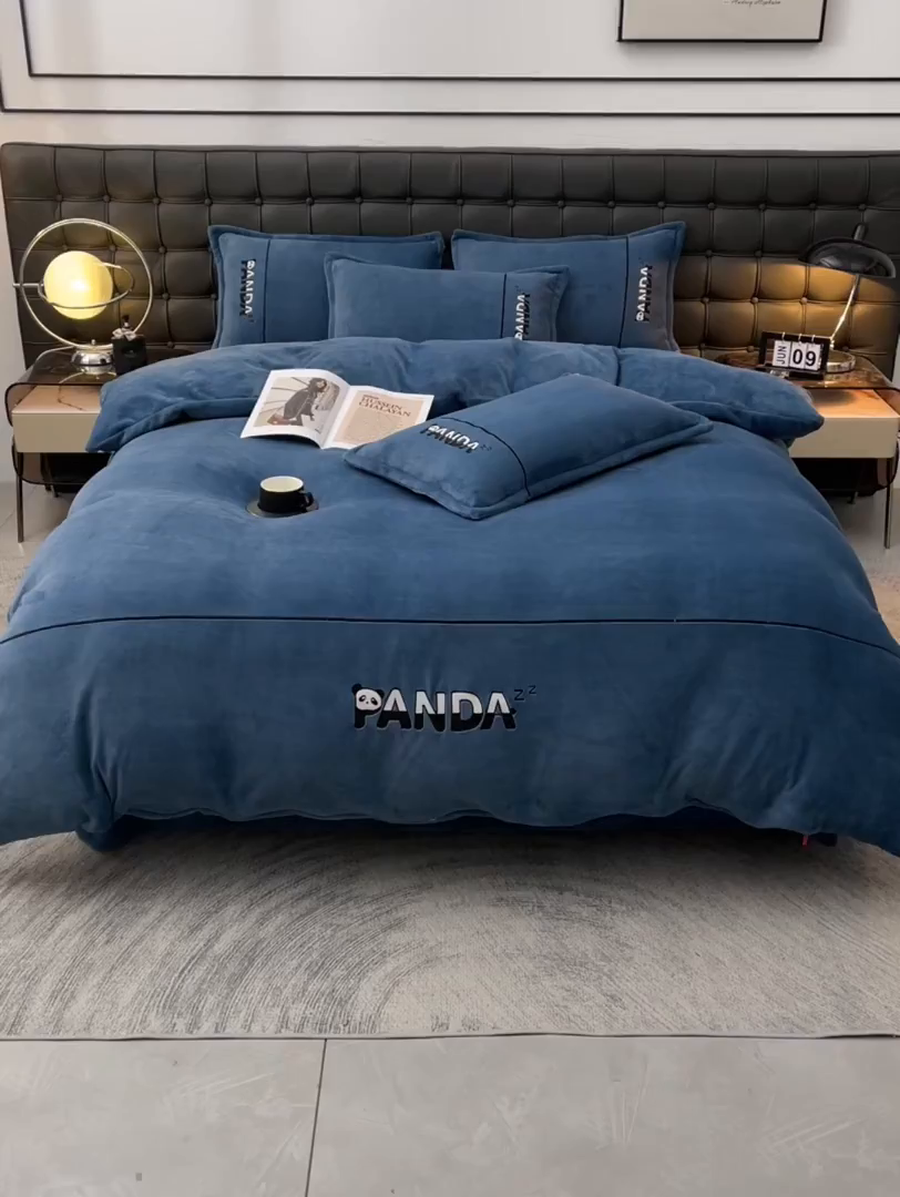 91家纺网 家纺一手货源 找家纺 炫拼家纺 2025新款小熊猫刺绣款高克重牛奶绒四件套 小熊猫-宾利蓝