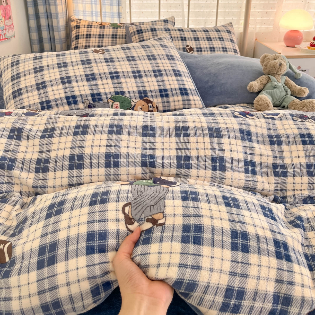 91家纺网 家纺一手货源 找家纺 贝扬思家纺 2025新款软fufu加厚保暖可爱系牛奶绒宿舍床套件系列（小红书推荐）（提供买家秀） 蓝格英伦熊
