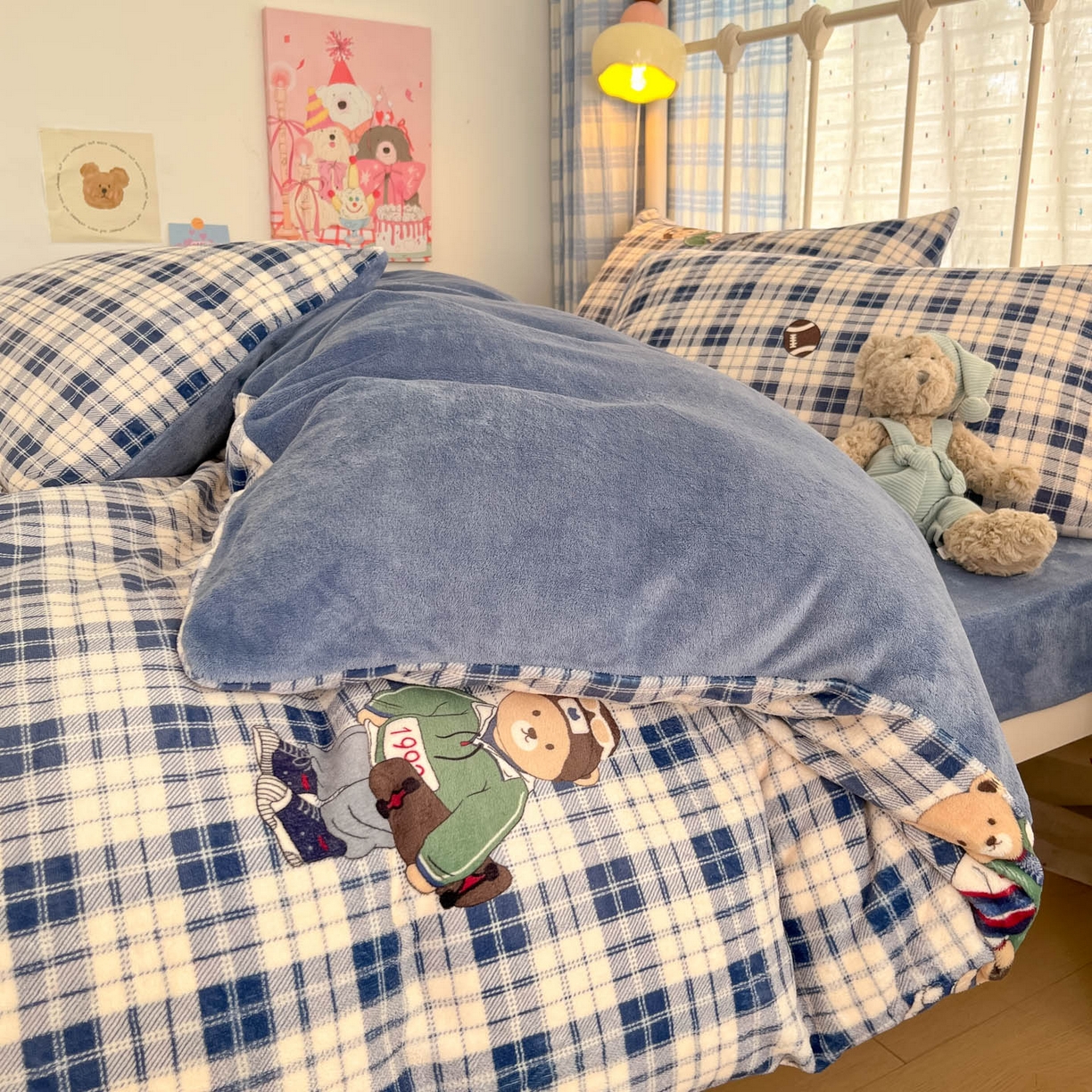 91家纺网 家纺一手货源 找家纺 贝扬思家纺 2025新款软fufu加厚保暖可爱系牛奶绒宿舍床套件系列（小红书推荐）（提供买家秀） 蓝格英伦熊