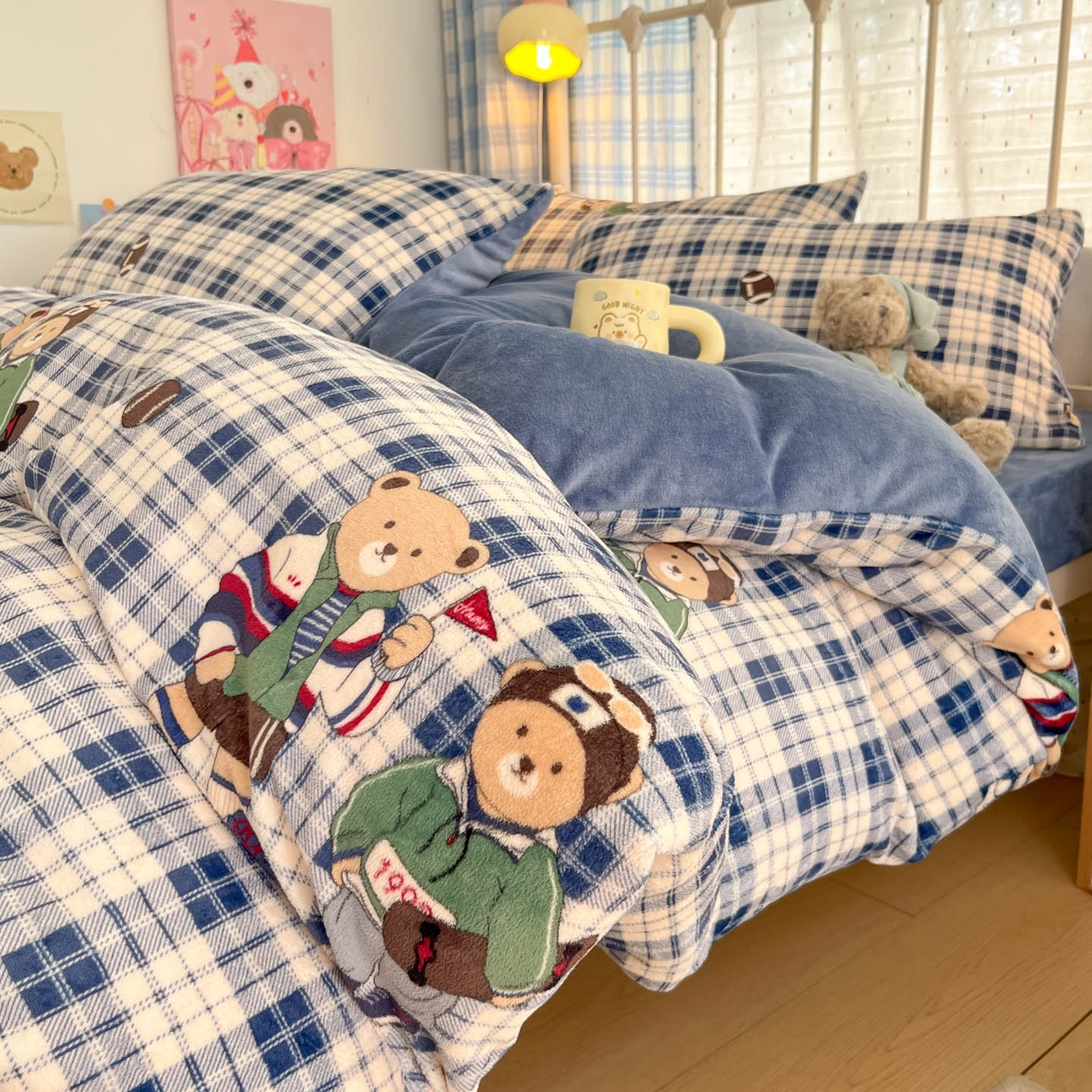 91家纺网 家纺一手货源 找家纺 贝扬思家纺 2025新款软fufu加厚保暖可爱系牛奶绒宿舍床套件系列（小红书推荐）（提供买家秀） 蓝格英伦熊