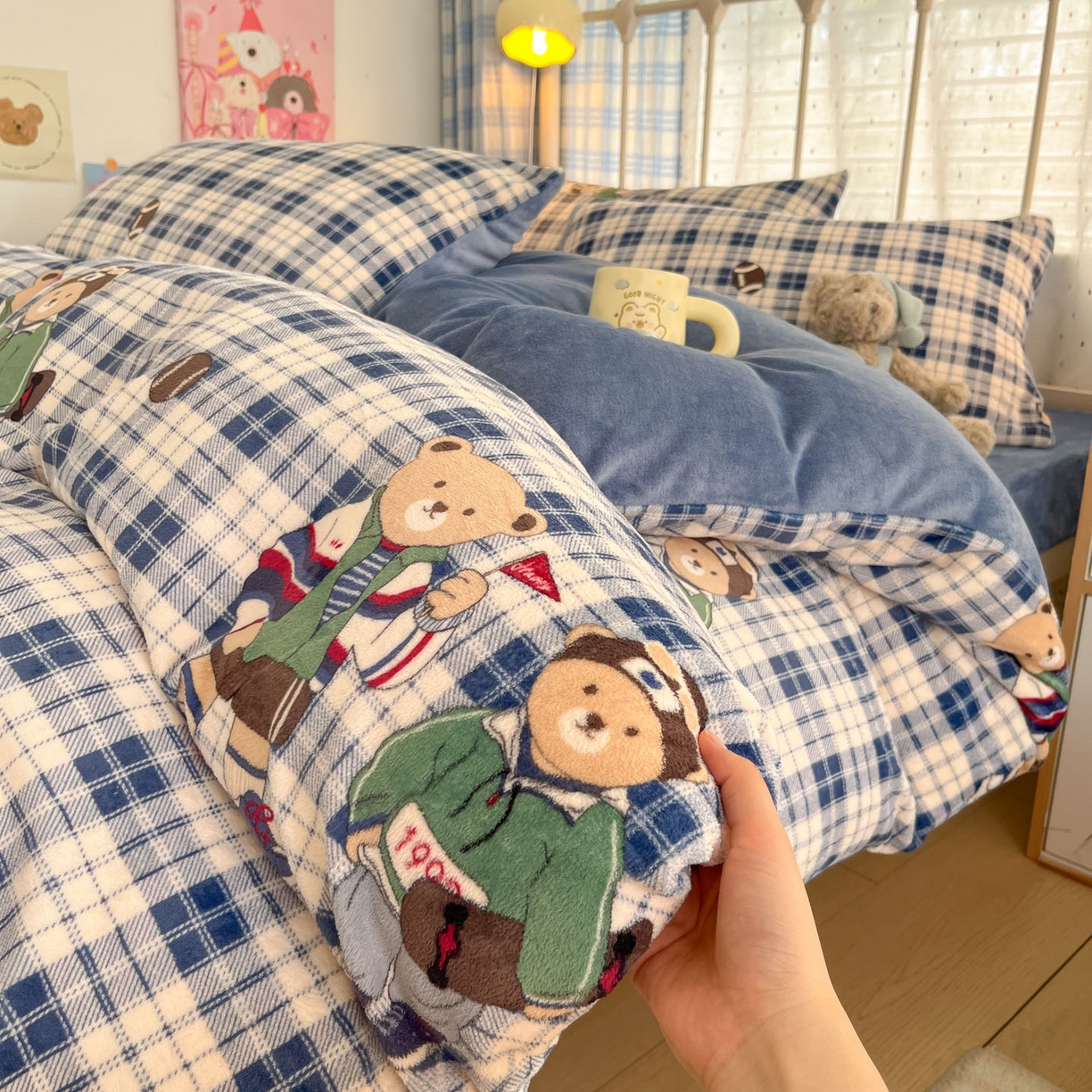 91家纺网 家纺一手货源 找家纺 贝扬思家纺 2025新款软fufu加厚保暖可爱系牛奶绒宿舍床套件系列（小红书推荐）（提供买家秀） 蓝格英伦熊