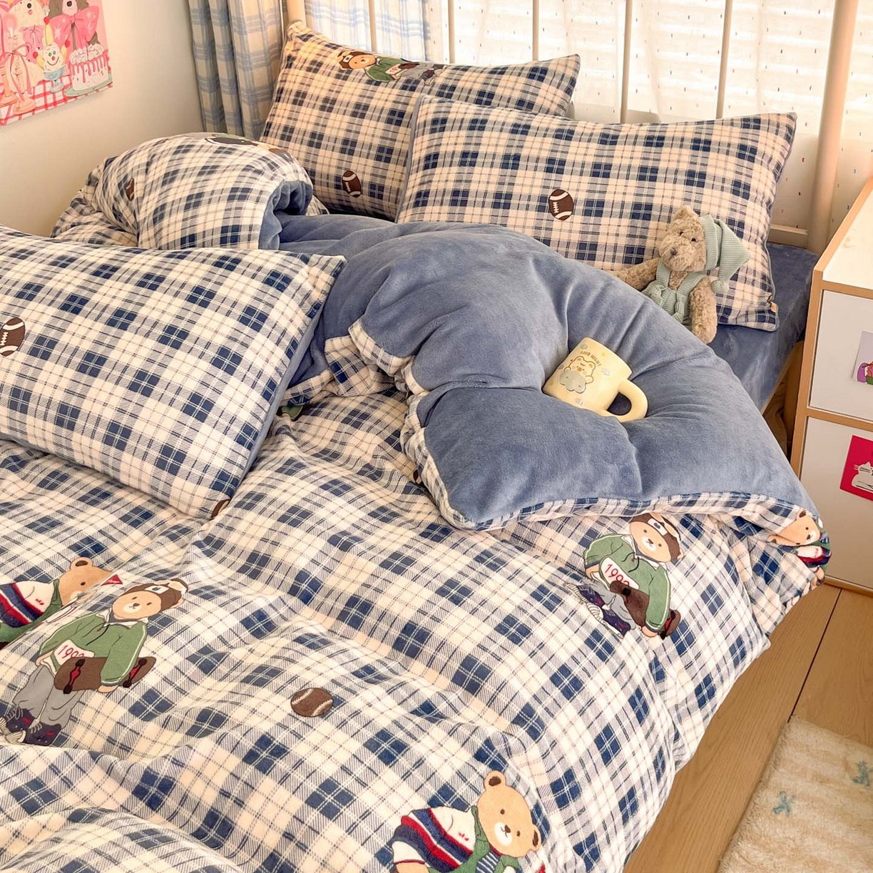 91家纺网 家纺一手货源 找家纺 贝扬思家纺 2025新款软fufu加厚保暖可爱系牛奶绒宿舍床套件系列（小红书推荐）（提供买家秀） 蓝格英伦熊
