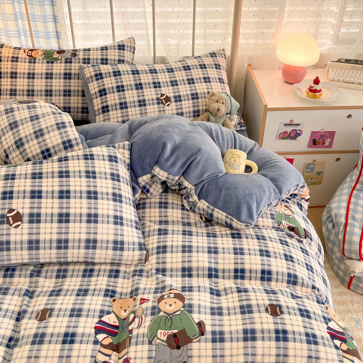 91家纺网 家纺一手货源 找家纺 贝扬思家纺 2025新款软fufu加厚保暖可爱系牛奶绒宿舍床套件系列（小红书推荐）（提供买家秀） 蓝格英伦熊