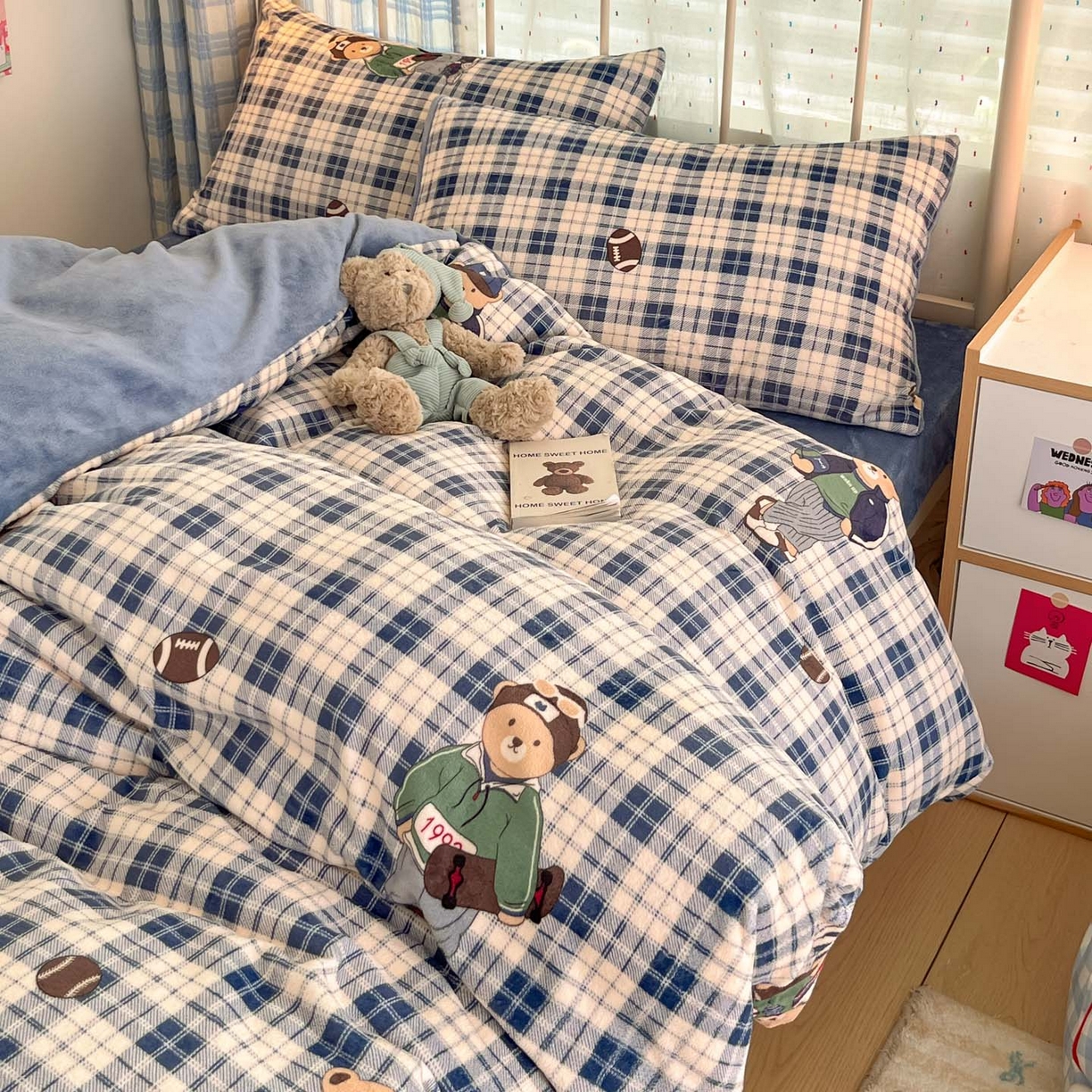 91家纺网 家纺一手货源 找家纺 贝扬思家纺 2025新款软fufu加厚保暖可爱系牛奶绒宿舍床套件系列（小红书推荐）（提供买家秀） 蓝格英伦熊