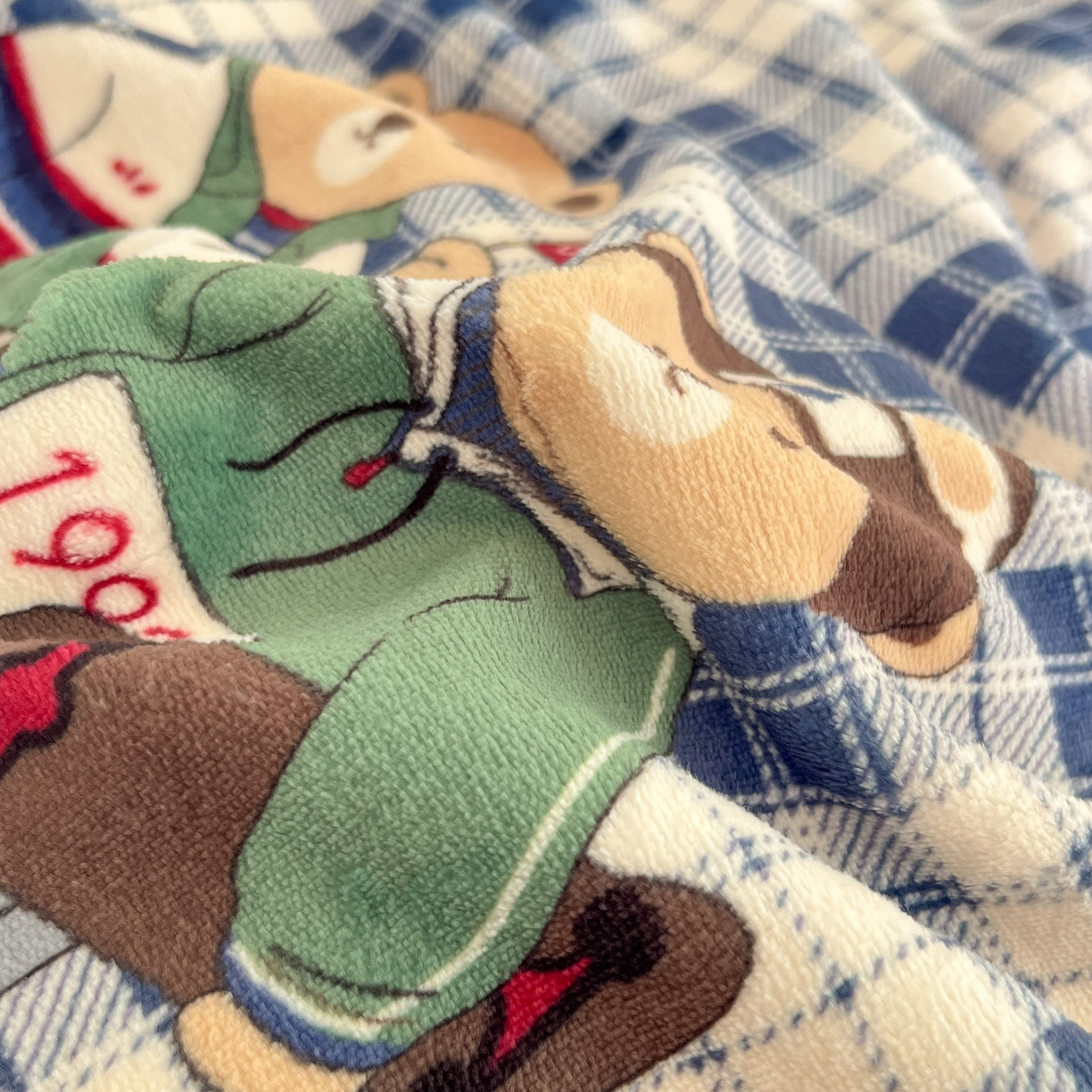 91家纺网 家纺一手货源 找家纺 贝扬思家纺 2025新款软fufu加厚保暖可爱系牛奶绒宿舍床套件系列（小红书推荐）（提供买家秀） 蓝格英伦熊