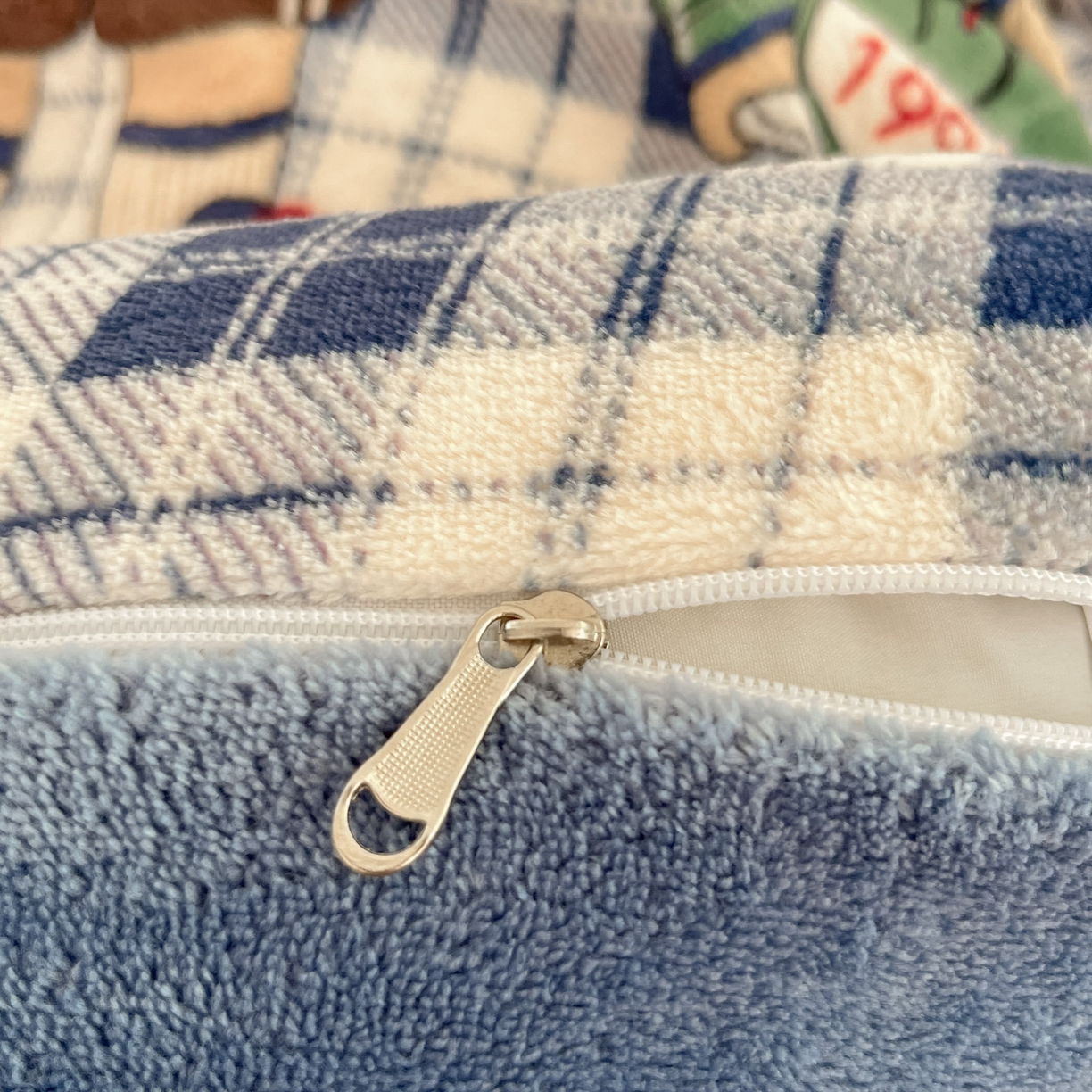 91家纺网 家纺一手货源 找家纺 贝扬思家纺 2025新款软fufu加厚保暖可爱系牛奶绒宿舍床套件系列（小红书推荐）（提供买家秀） 蓝格英伦熊