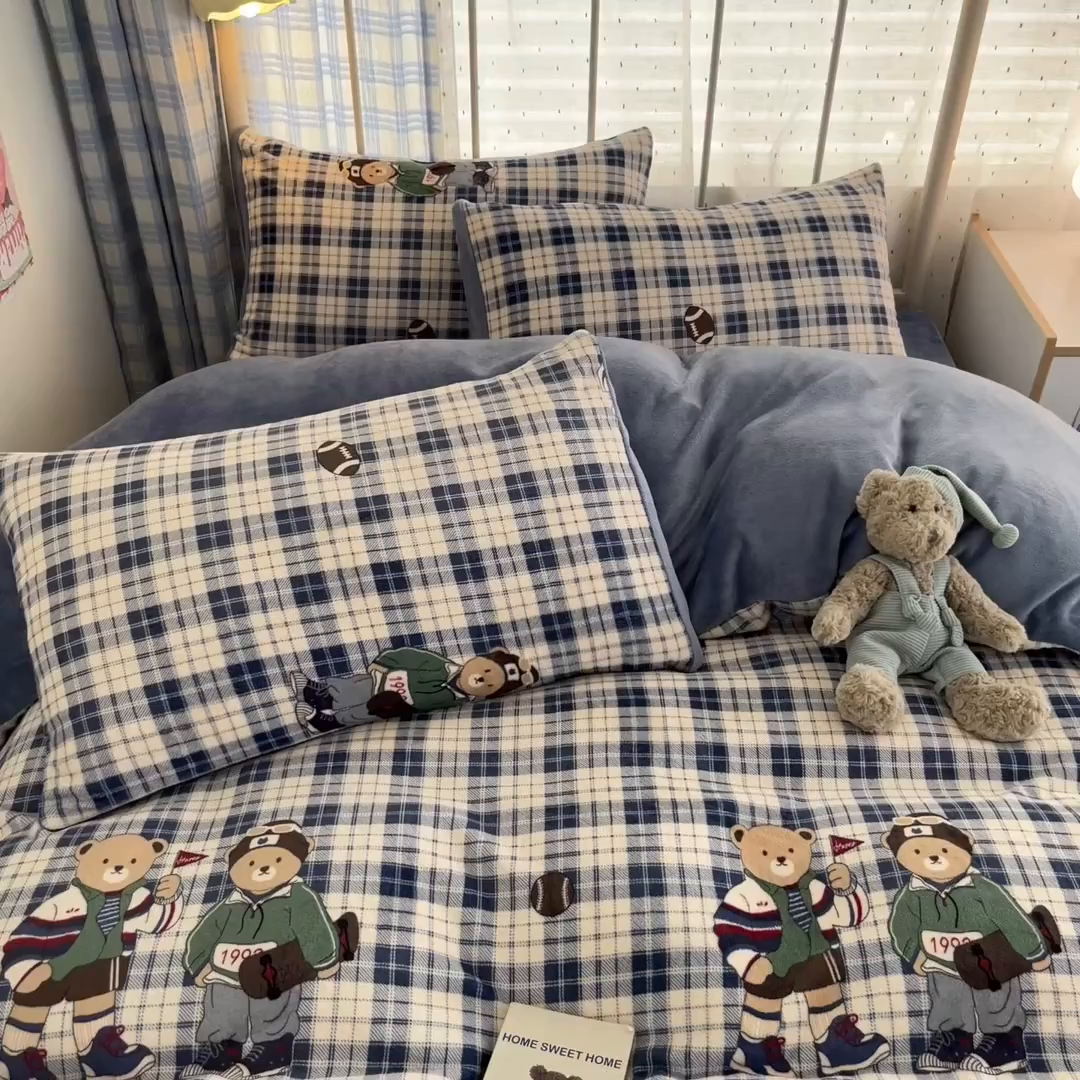 91家纺网 家纺一手货源 找家纺 贝扬思家纺 2025新款软fufu加厚保暖可爱系牛奶绒宿舍床套件系列（小红书推荐）（提供买家秀） 蓝格英伦熊