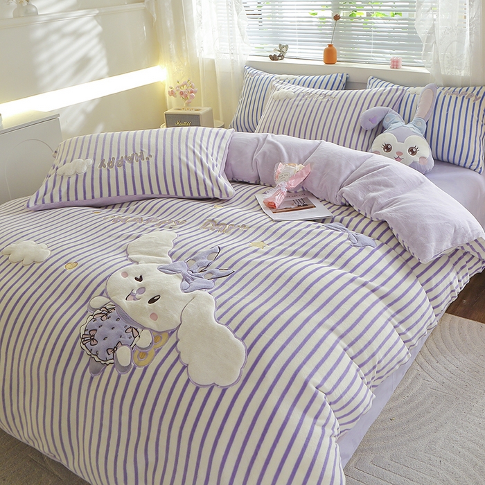 91家纺网 家纺一手货源 找家纺 美洲琳 2025新款卡通牛奶绒高克重四件套 戈薇狗-浅紫