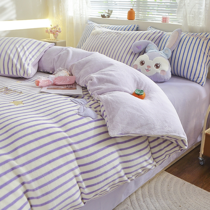 91家纺网 家纺一手货源 找家纺 美洲琳 2025新款卡通牛奶绒高克重四件套 戈薇狗-浅紫