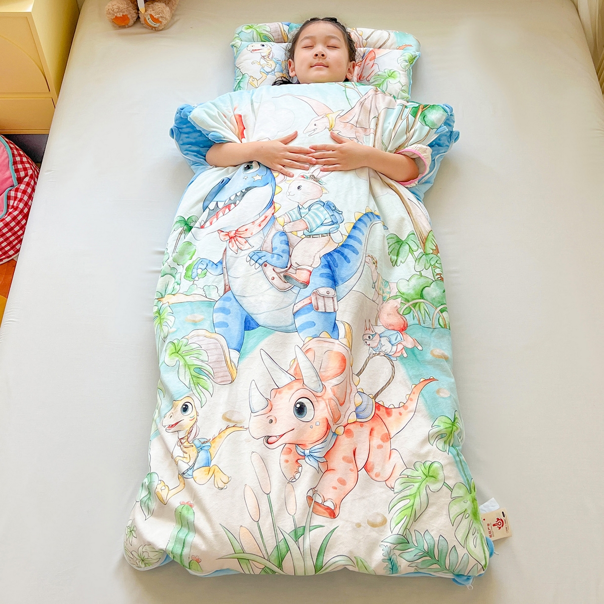 91家纺网 家纺一手货源 找家纺 沁童儿童用品店 2025新款小环抱MAX防踢被儿童被被子被芯 恐龙丛林冒险记