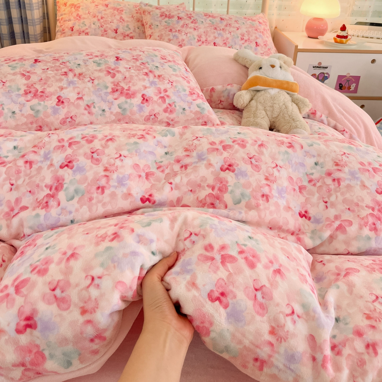 91家纺网 家纺一手货源 找家纺 贝扬思家纺 2025新款软fufu加厚保暖可爱系牛奶绒宿舍床套件系列（小红书推荐）（提供买家秀） 玫瑰粉黛