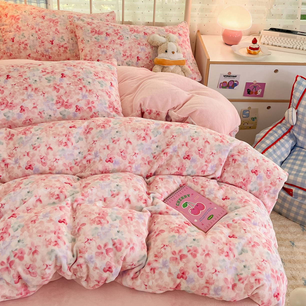 91家纺网 家纺一手货源 找家纺 贝扬思家纺 2025新款软fufu加厚保暖可爱系牛奶绒宿舍床套件系列（小红书推荐）（提供买家秀） 玫瑰粉黛