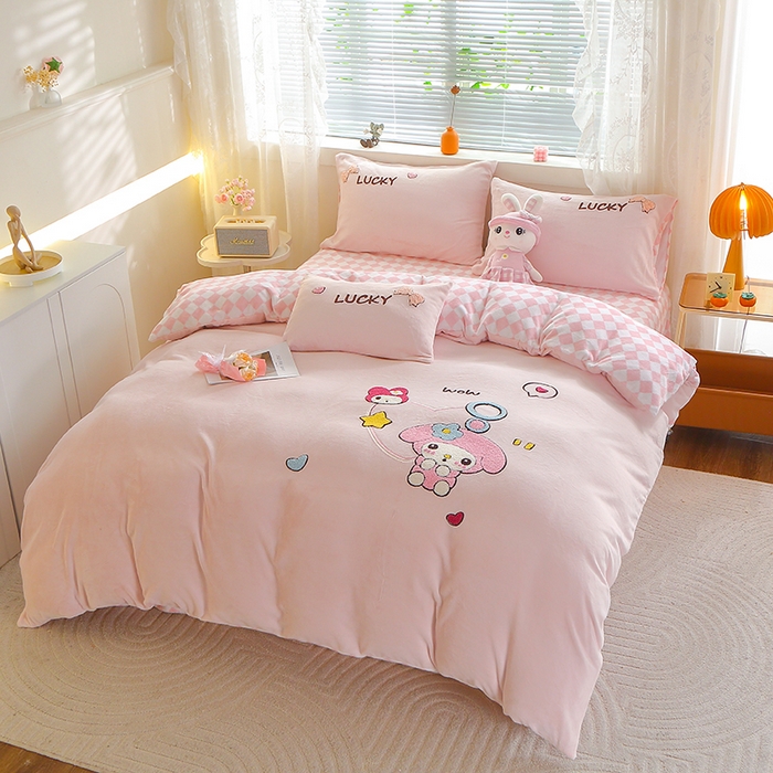 91家纺网 家纺一手货源 找家纺 美洲琳 2025新款卡通牛奶绒高克重四件套 可爱多-粉