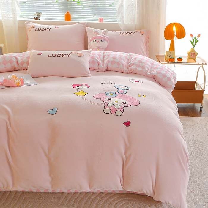 91家纺网 家纺一手货源 找家纺 美洲琳 2025新款卡通牛奶绒高克重四件套 可爱多-粉