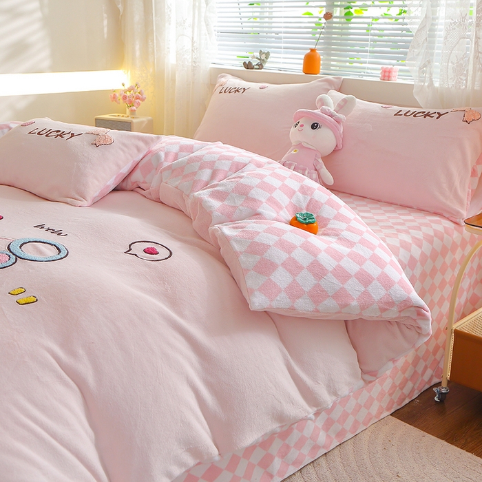 91家纺网 家纺一手货源 找家纺 美洲琳 2025新款卡通牛奶绒高克重四件套 可爱多-粉