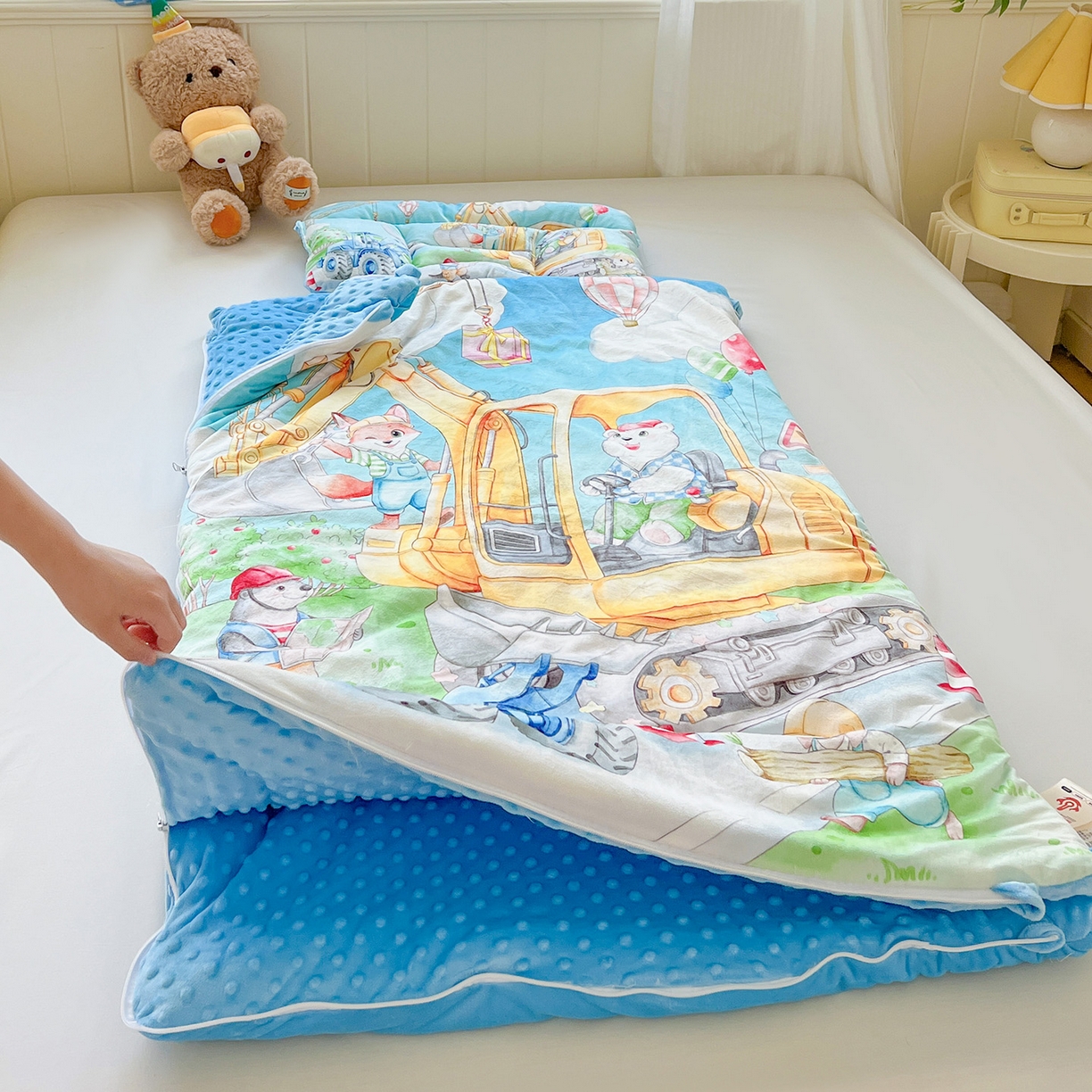 91家纺网 家纺一手货源 找家纺 沁童儿童用品店 2025新款小环抱MAX防踢被儿童被被子被芯 工程车