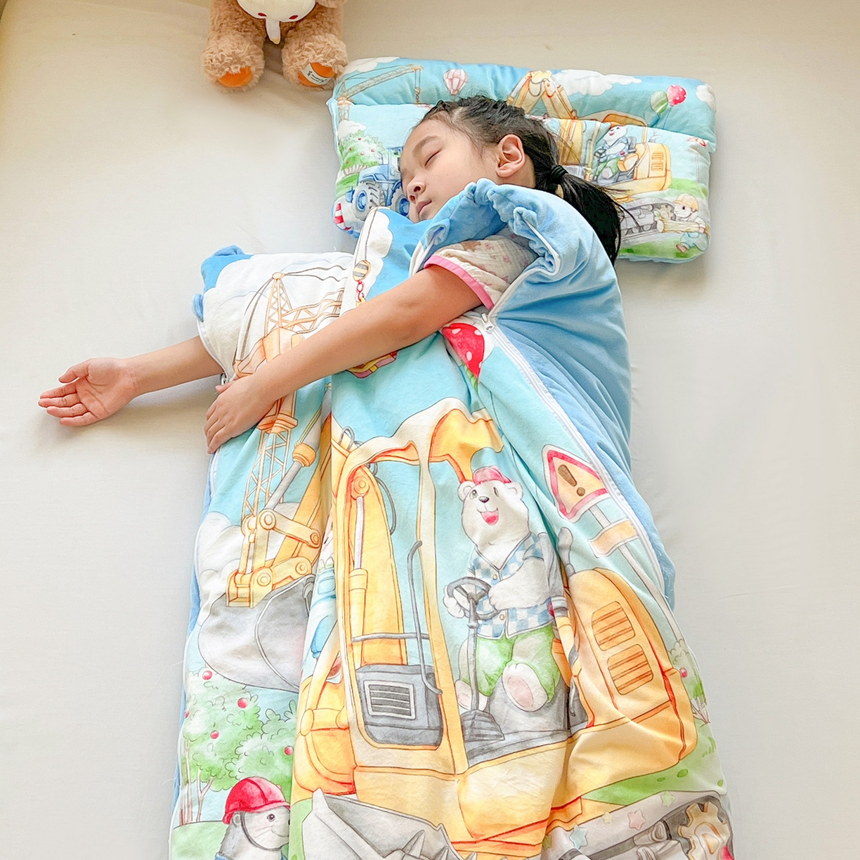 91家纺网 家纺一手货源 找家纺 沁童儿童用品店 2025新款小环抱MAX防踢被儿童被被子被芯 工程车