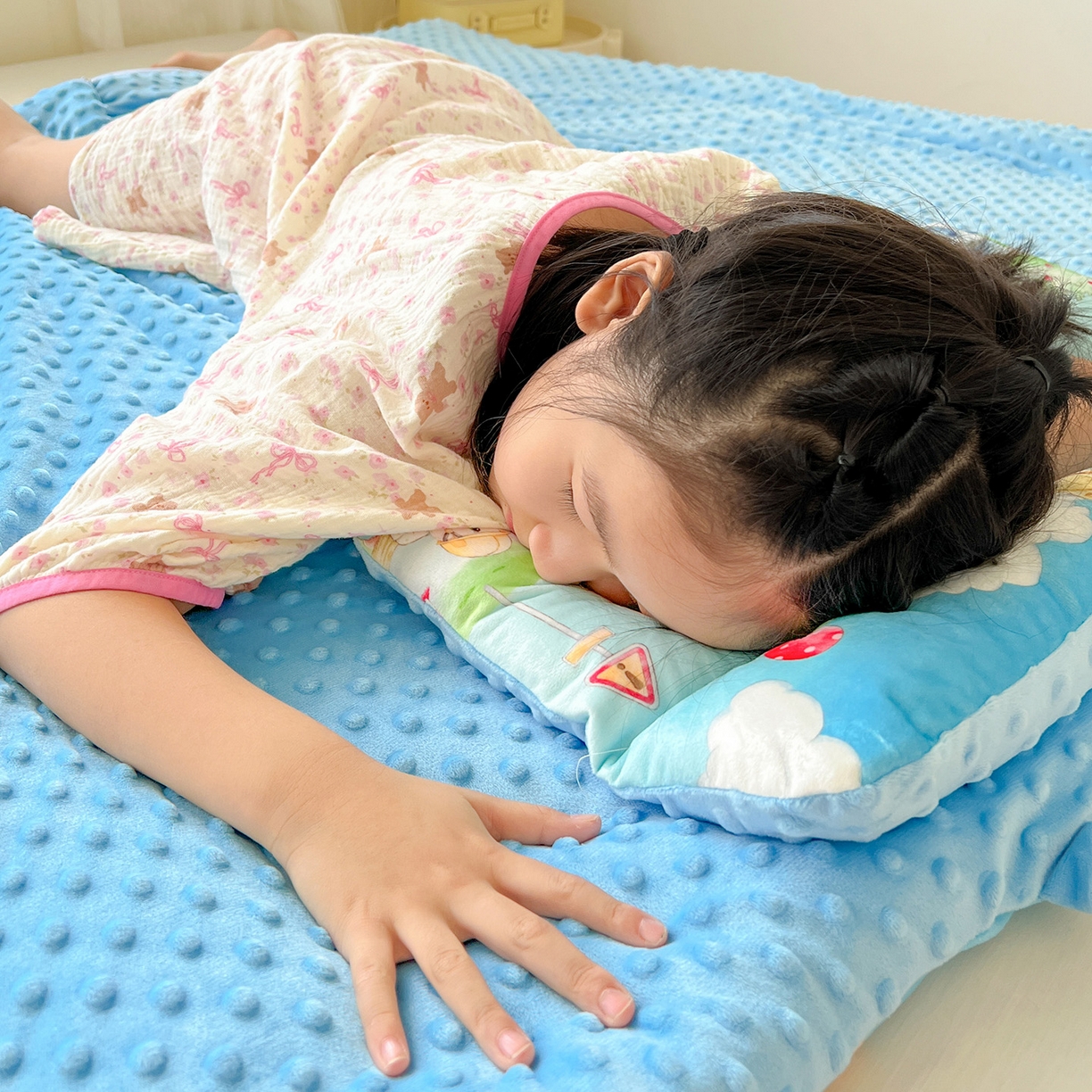 91家纺网 家纺一手货源 找家纺 沁童儿童用品店 2025新款小环抱MAX防踢被儿童被被子被芯 工程车