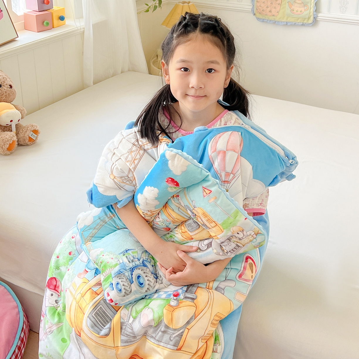 91家纺网 家纺一手货源 找家纺 沁童儿童用品店 2025新款小环抱MAX防踢被儿童被被子被芯 工程车