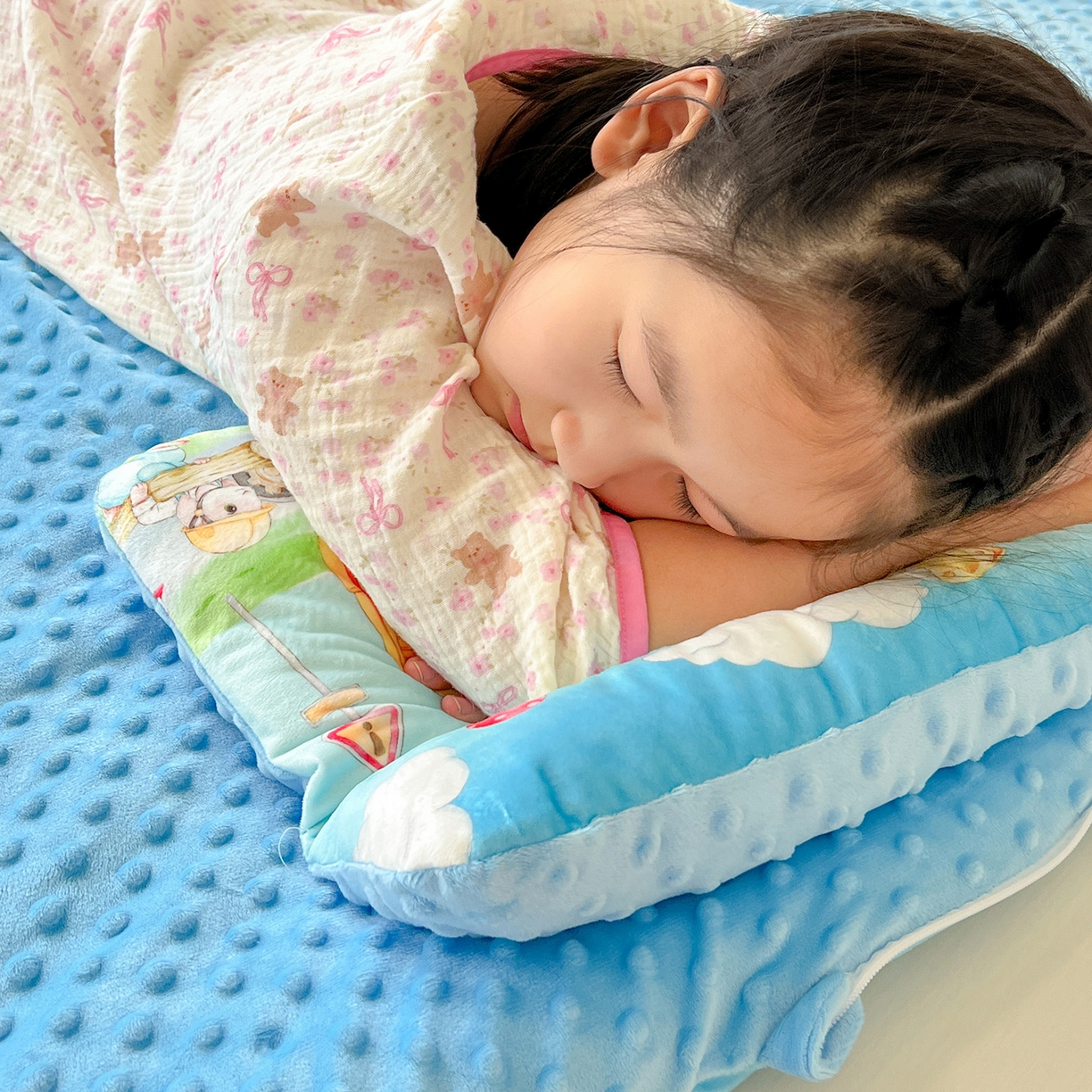 91家纺网 家纺一手货源 找家纺 沁童儿童用品店 2025新款小环抱MAX防踢被儿童被被子被芯 工程车