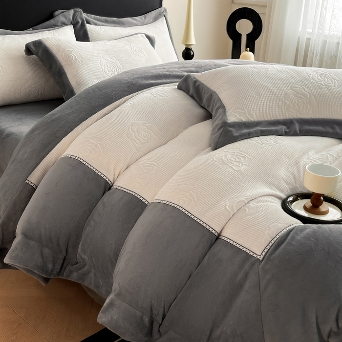 91家纺网 家纺一手货源 找家纺 （总）馨梦缘 2025新款高克重雕花牛奶绒四件套纯色双拼四件套