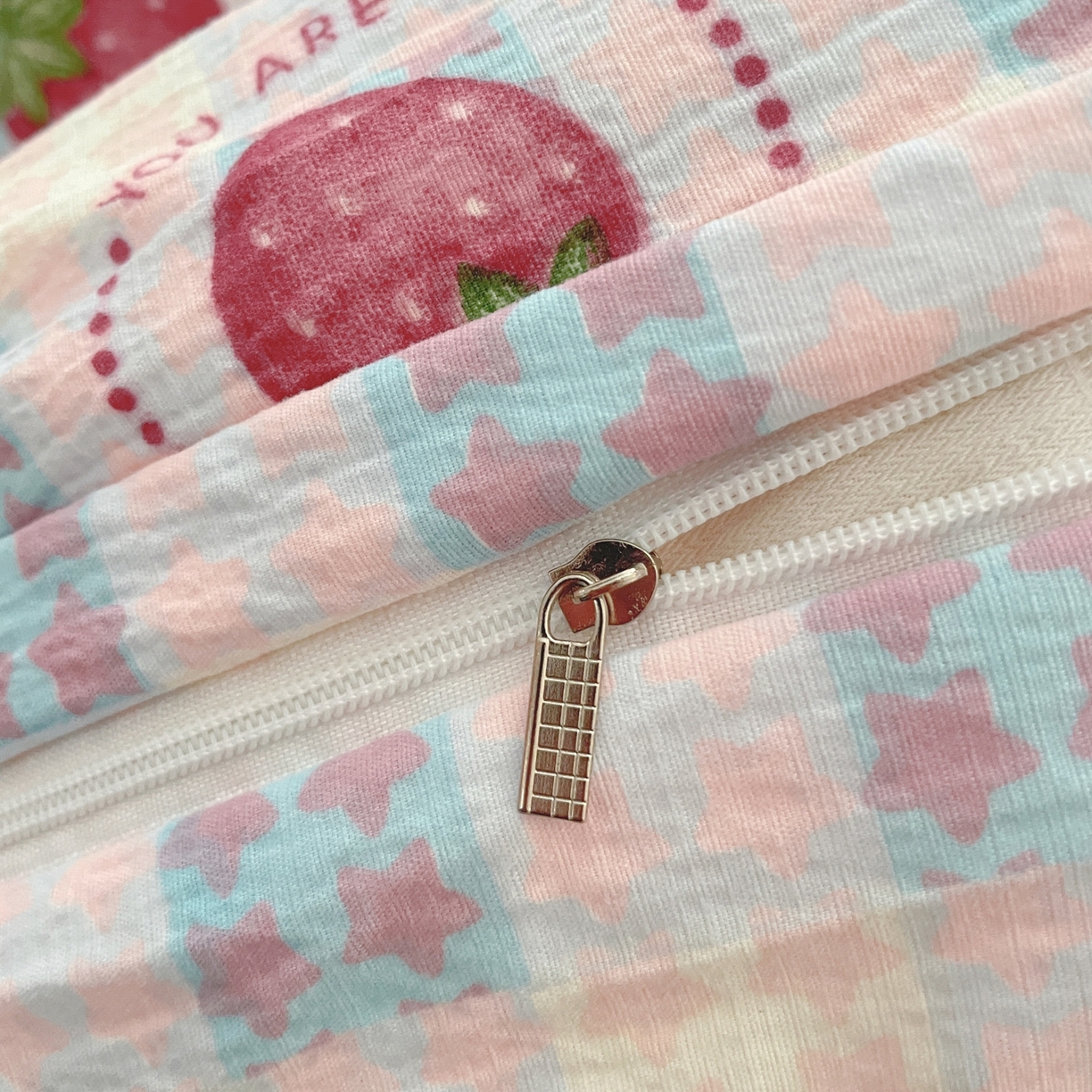 91家纺网 家纺一手货源 找家纺 铺尚美家纺 2025新款云感提花双层纱系列 有草莓的地方